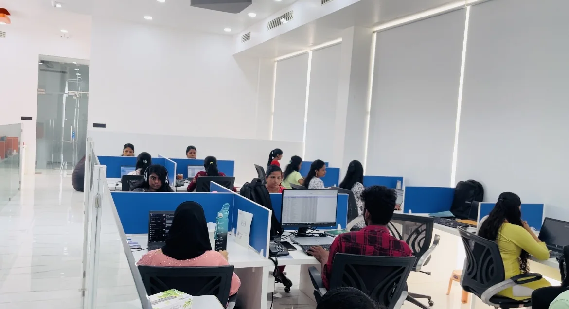 Submitinme SEO and digital marketing staff working at desks